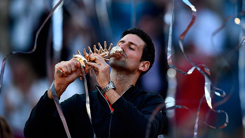 Djokovic hace valer su experiencia frente a Tsitsipas y alza su tercer Madrid Open