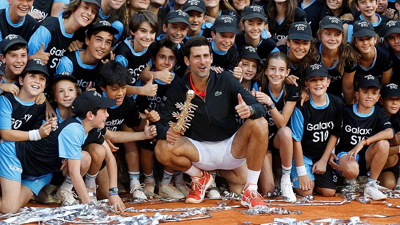 Djokovic resiste al frente de la 'vieja guardia' y Tsitsipas emerge entre la 'NextGen'
