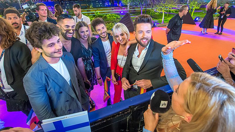 Miki lleva la fiesta a la alfombra naranja de la Welcome Party de Eurovisión