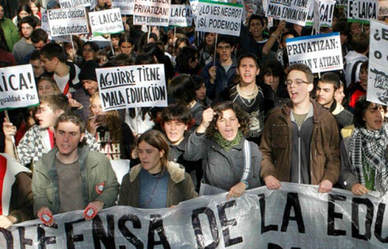 Miles de universitarios se manifiestan contra los recortes en educación y el plan Bolonia