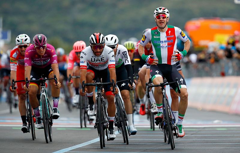 Viviani suma su primera 'volatta' en el Giro 2019 pero es descalificado y gana Gaviria