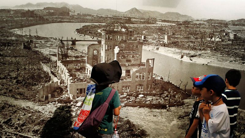 Hallan extrañas partículas en una playa de Hiroshima que podrían ser fruto de la bomba nuclear