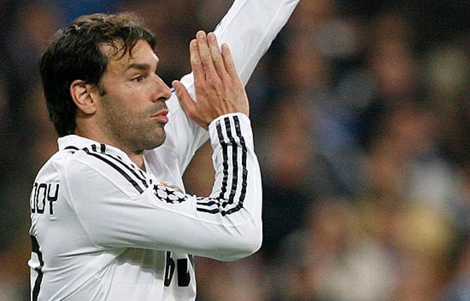 Los peores augurios se han confirmado. El delantero del Real Madrid Ruud Van Nistelrooy se perderá lo que queda de temporada. Las pruebas médicas realizadas en Estados Unidos confirman que su lesión de rodilla necesitará, al menos, entre 6 y 9 meses