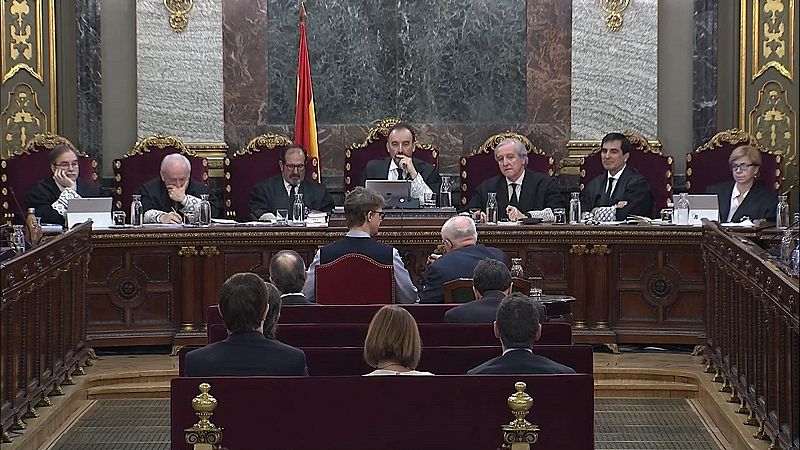 Dos versiones contrapuestas del 1-O tras 422 testigos: insurrección violenta frente a resistencia pacífica