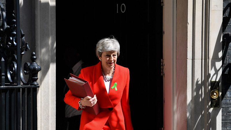 May accede a fijar la fecha de su dimisión tras la votación del acuerdo del 'Brexit' en junio