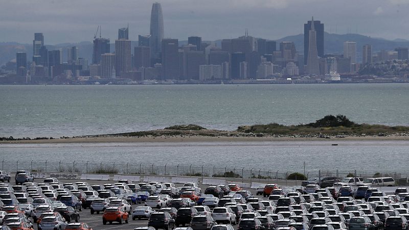 Trump da una tregua y aplaza seis meses la imposición de aranceles a coches europeos