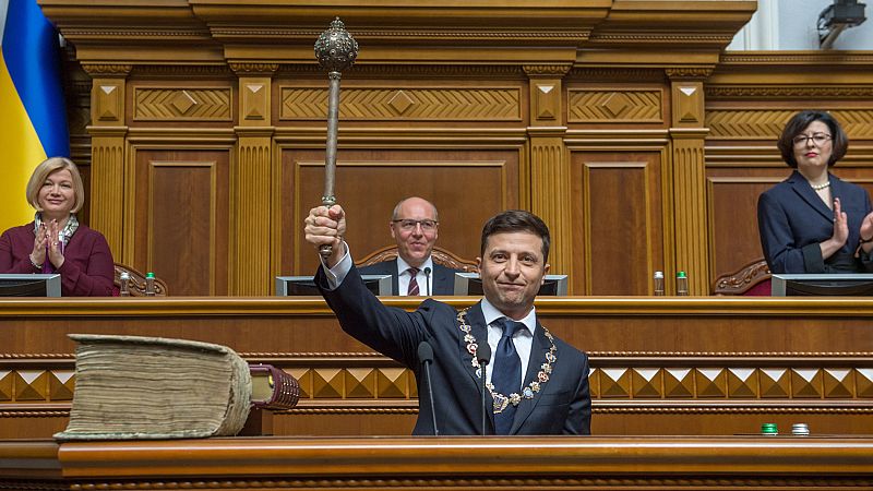 El nuevo presidente de Ucrania toma posesión y anuncia la disolución del Parlamento