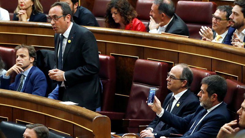 Junqueras aprovecha el estreno de los presos en el Congreso para dirigirse a Sánchez: "Tenemos que hablar"