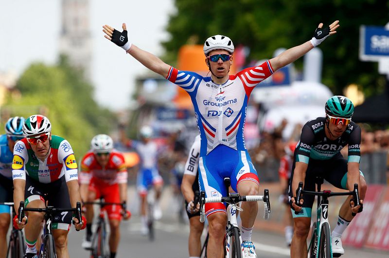 Arnaud Demare triunfa en la llegada masiva del día más placentero