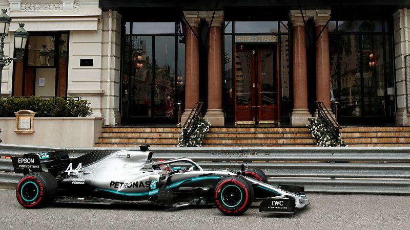 Hamilton y Bottas se distancian en los libres