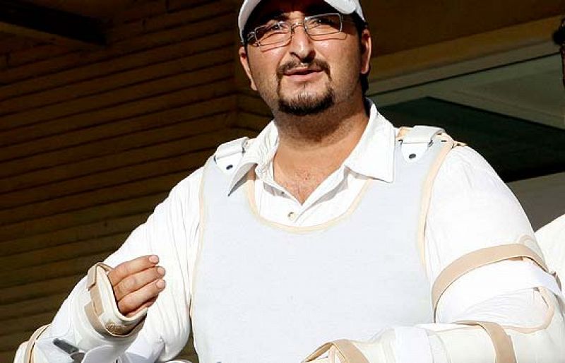 El primer trasplantado de brazos de España sale del hospital "muy agradecido"