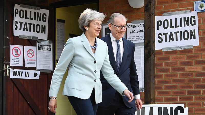 El Gobierno británico deja en el aire la votación del acuerdo del 'Brexit' ante el cerco a May