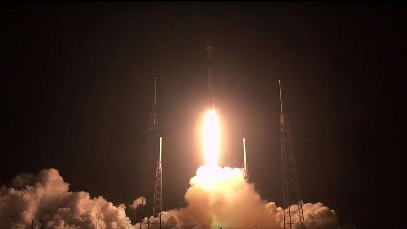 SpaceX lanza 60 satélites al espacio para crear su propia red de internet