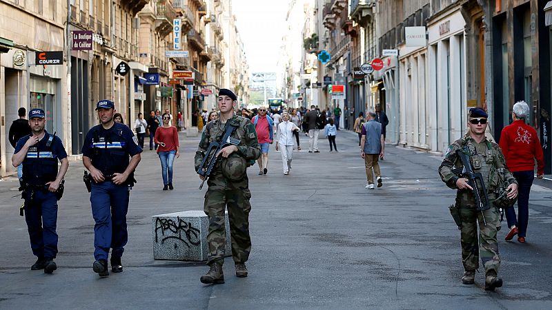 La policía francesa difunde nuevas imágenes del sospechoso del ataque con bomba en Lyon