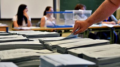 La participacin en municipales y autonmicas supera el 65%, similar a la de las europeas, que sube 18,5 puntos