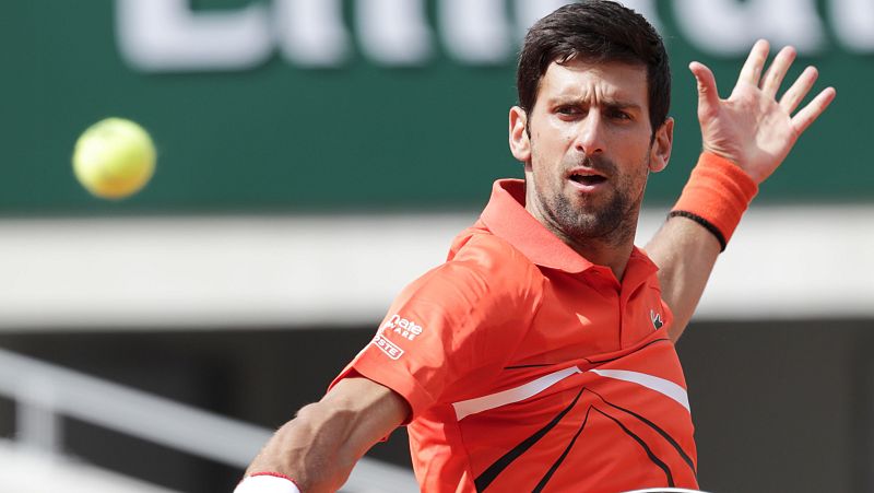 Djokovic no da opción a Hurkacz en un plácido debut