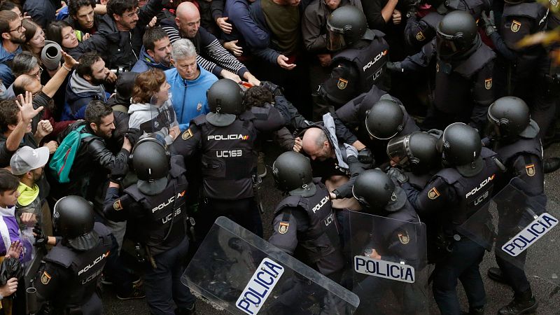 Las defensas buscan desmontar la rebelión mostrando vídeos de porrazos y patadas de Policía y Guardia Civil el 1-O