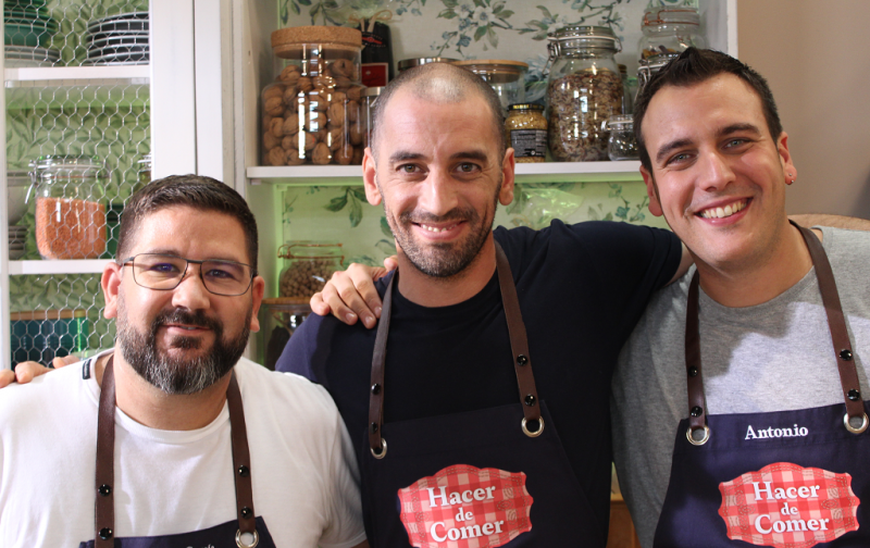 Ángel, finalista de MasterChef 4, y Cayetana Guillén Cuervo, visitan "Hacer de comer"