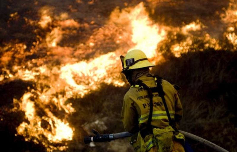 Más de 50.000 evacuados y 800 viviendas destruidas por los incendios de California