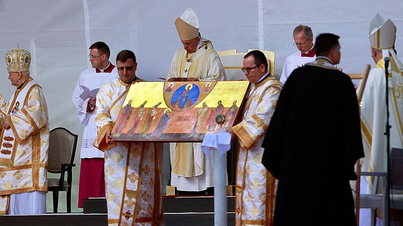 El papa alerta de las nuevas "colonizaciones ideológicas" al beatificar a siete obispos mártires del comunismo en Rumanía