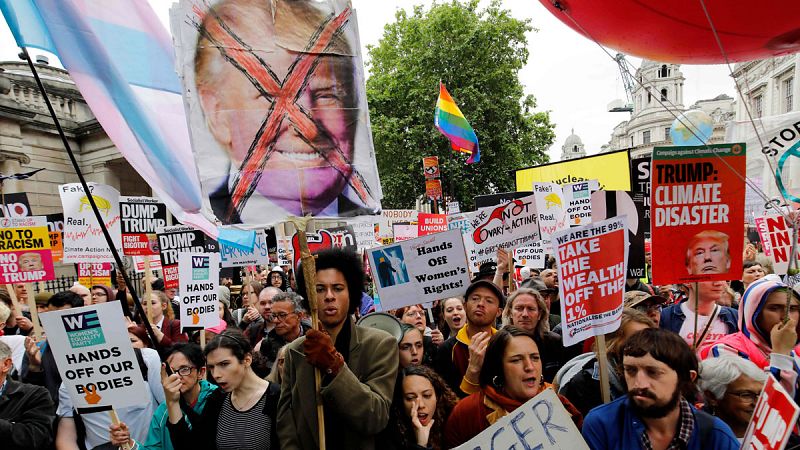 Miles de personas gritan a Trump en Londres que "no es bienvenido" mientras él califica la protesta como "fake news"