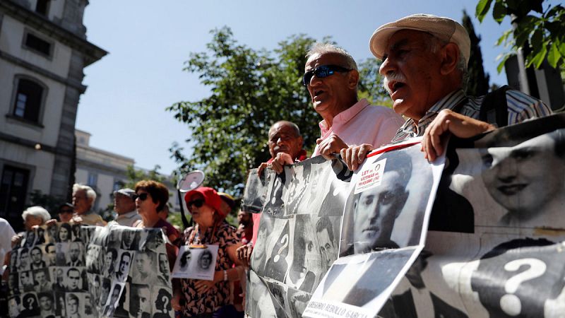 Familiares de las víctimas ven una "injusticia" y una "agresión" en la paralización de la exhumación de Franco