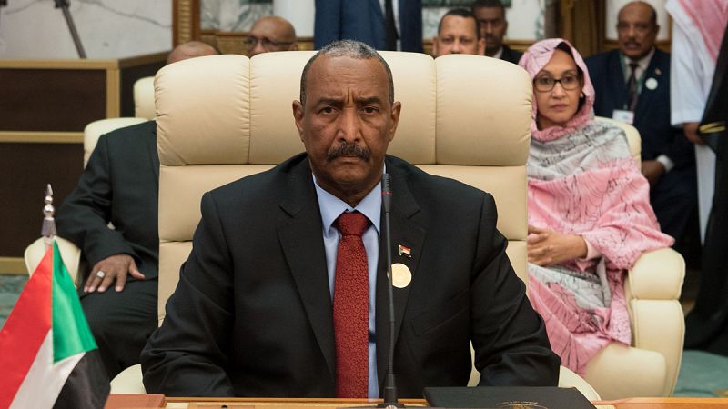 El presidente del Consejo Militar que gobierna Sudán se dice abierto a negociar "sin restricción" con la oposición