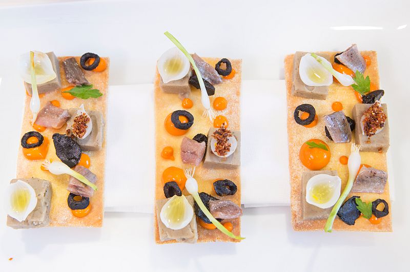 Coca de recapte con gelatina de berenjenas asadas, gel de pimientos rojos y anchoas