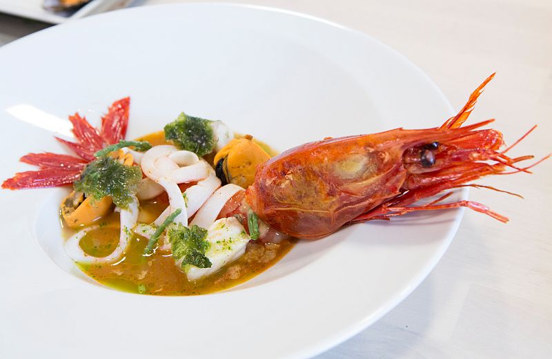 Zarzuela de pescado con carabineros y tallarines de calamar