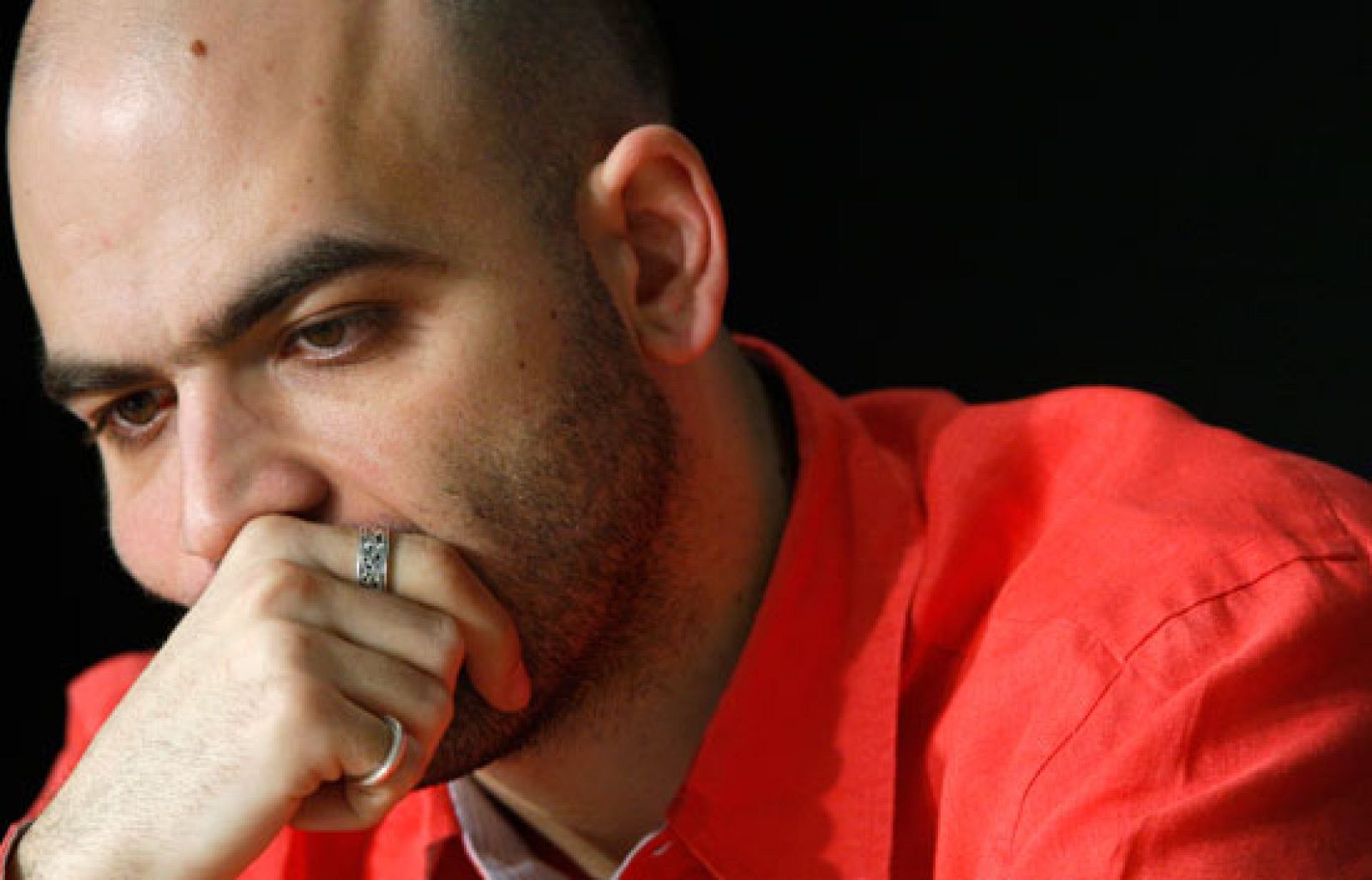 Roberto Saviano, el escritor que ha denunciado a la Camorra italiana en el libro "Gomorra", ha hablado con Informe Semanal. Saviano está amenazado por la mafia, que ha prometido matarle antes de que termine el año. Él vive con la única compañía de su
