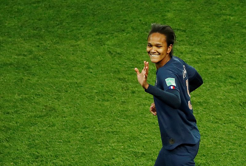 Francia inaugura 'su' Mundial con una goleada