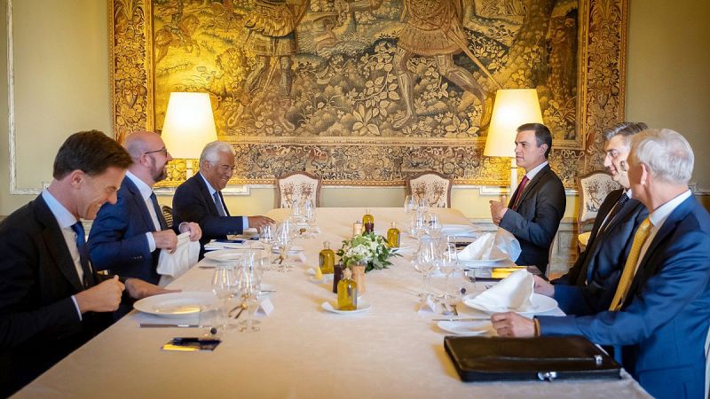 Sánchez se reúne con otros cinco líderes en Bruselas para abordar el reparto de altos cargos de la UE
