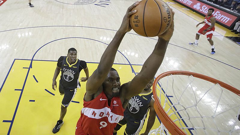 Leonard e Ibaka silencian a los Warriors y los Raptors acarician el título