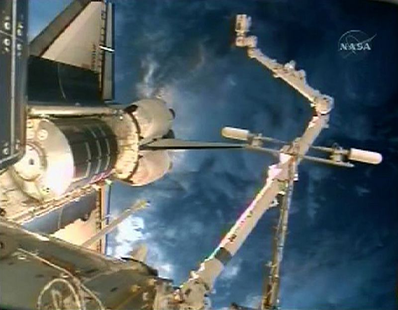 El Endeavour se acopla con la Estación Espacial para proceder a su ampliación