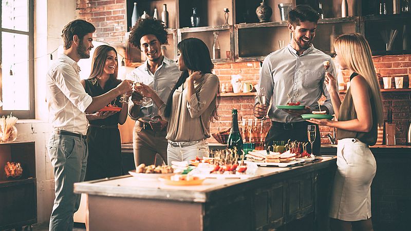 La postura al comer influye en cómo se percibe el sabor de los alimentos