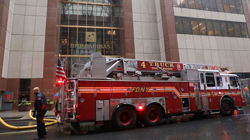 Un muerto al estrellarse un helicóptero contra un edificio de oficinas en Nueva York