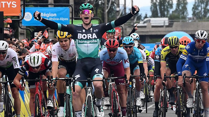 Bennett se impone al sprint y Teuns sigue líder en la Dauphiné