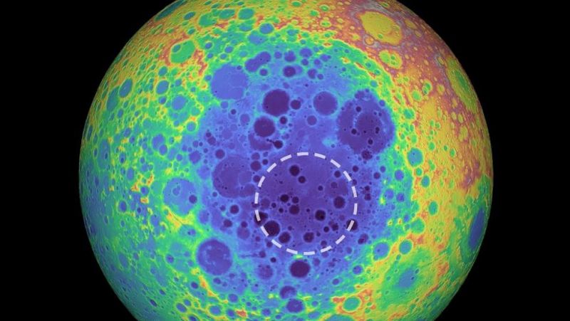 Hallan en la cara oculta de la Luna una enorme y misteriosa masa metálica