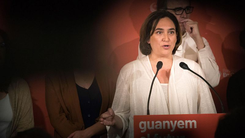 Colau aceptaría ser investida en Barcelona con los votos del PSC y Valls si lo aprueban las bases