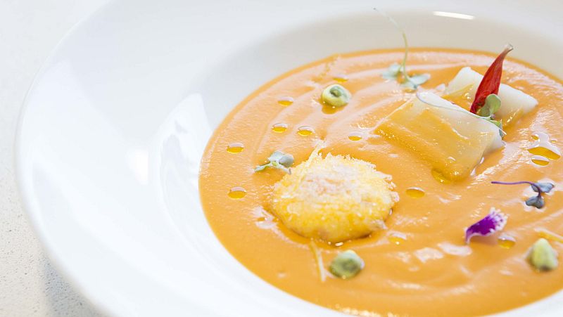 Salmorejo cordob�s con gelatina de jam�n y yema crujiente