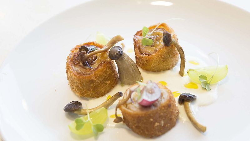 Flamenqu�n con crema de queso y uvas