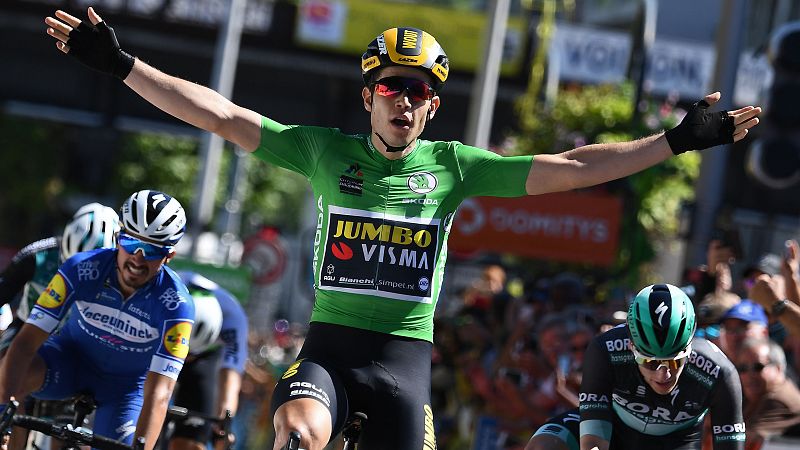 Van Aert sorprende también al sprint; Yates sigue líder