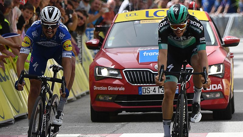 Alaphilippe no perdona y Yates continúa líder