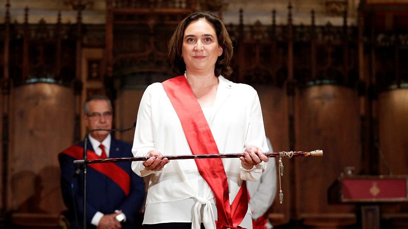 Colau revalida la Alcaldía de Barcelona con los votos del PSC y Valls entre protestas de los independentistas