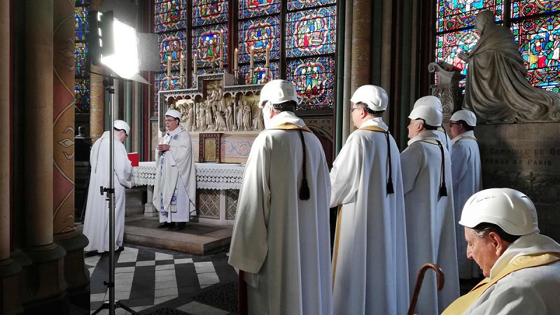 Notre Dame de París celebra en condiciones muy precarias su primera misa tras el incendio
