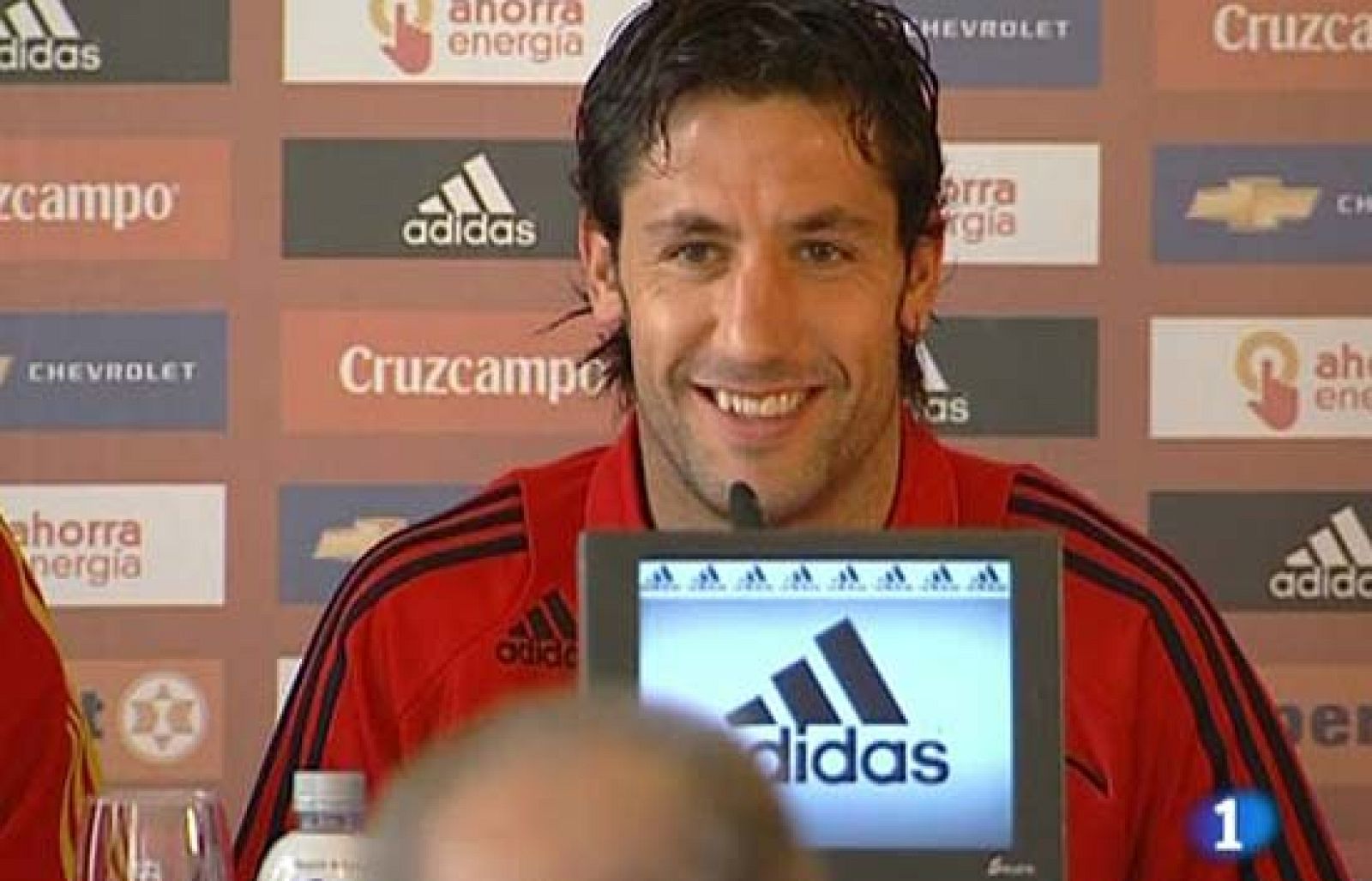 Capdevilla pide una 'tormenta de ideas' por si mete gol en el Madrigal con la selección. El defensa está abierto a toda clase de sugerencias.