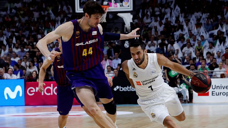 El Madrid vence en un final agónico al Barça y se acerca al título