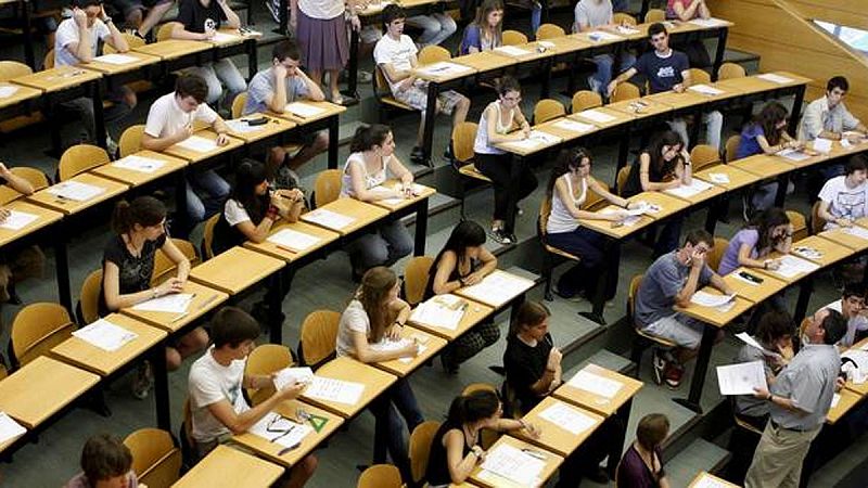 La autoridad fiscal pide que las becas universitarias se paguen al inicio del curso y las de residencia suban un 80%