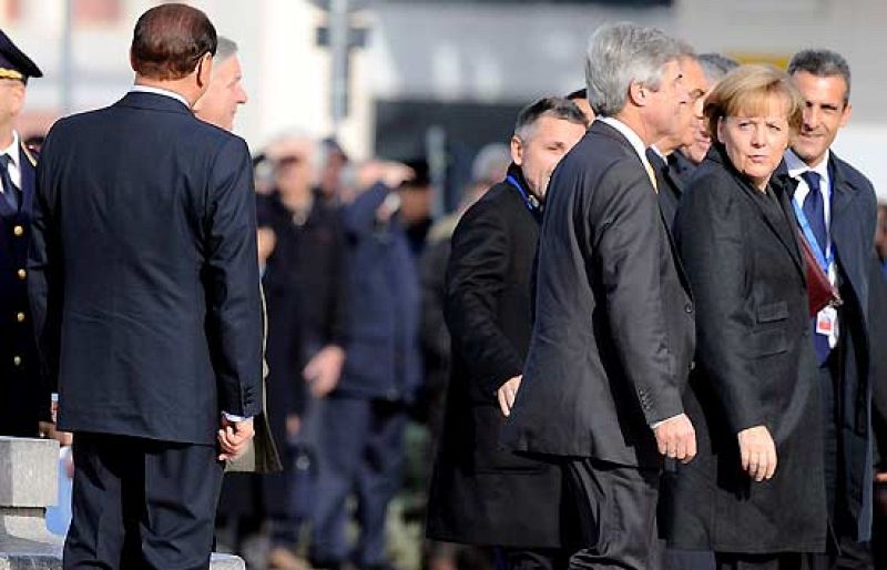 Berlusconi juega al escondite con Merkel