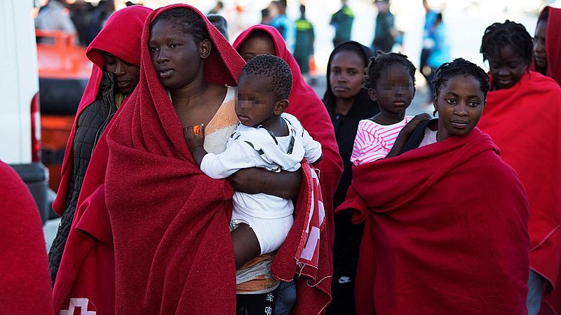 Salvamento Marítimo busca a 22 migrantes desaparecidos tras rescatar a 27 de una patera en el mar de Alborán